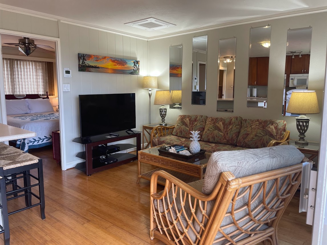 Living room in 1-bedroom unit at Wailana Sands